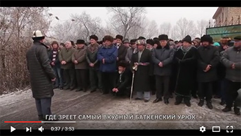 Родственники и маленький Жыкшылык проводили его семью в последний путь